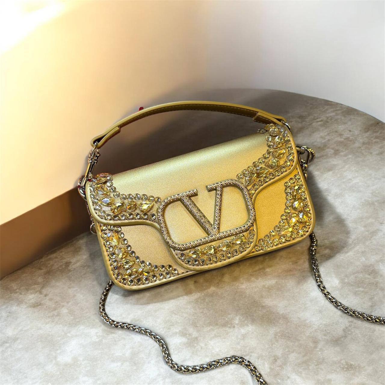 VALENTINO
 COPY ONE NEW CAME 

WITH BOX 
🎁🎁🎁

140 dhs❣️

Zain279
♥️♥️♥️