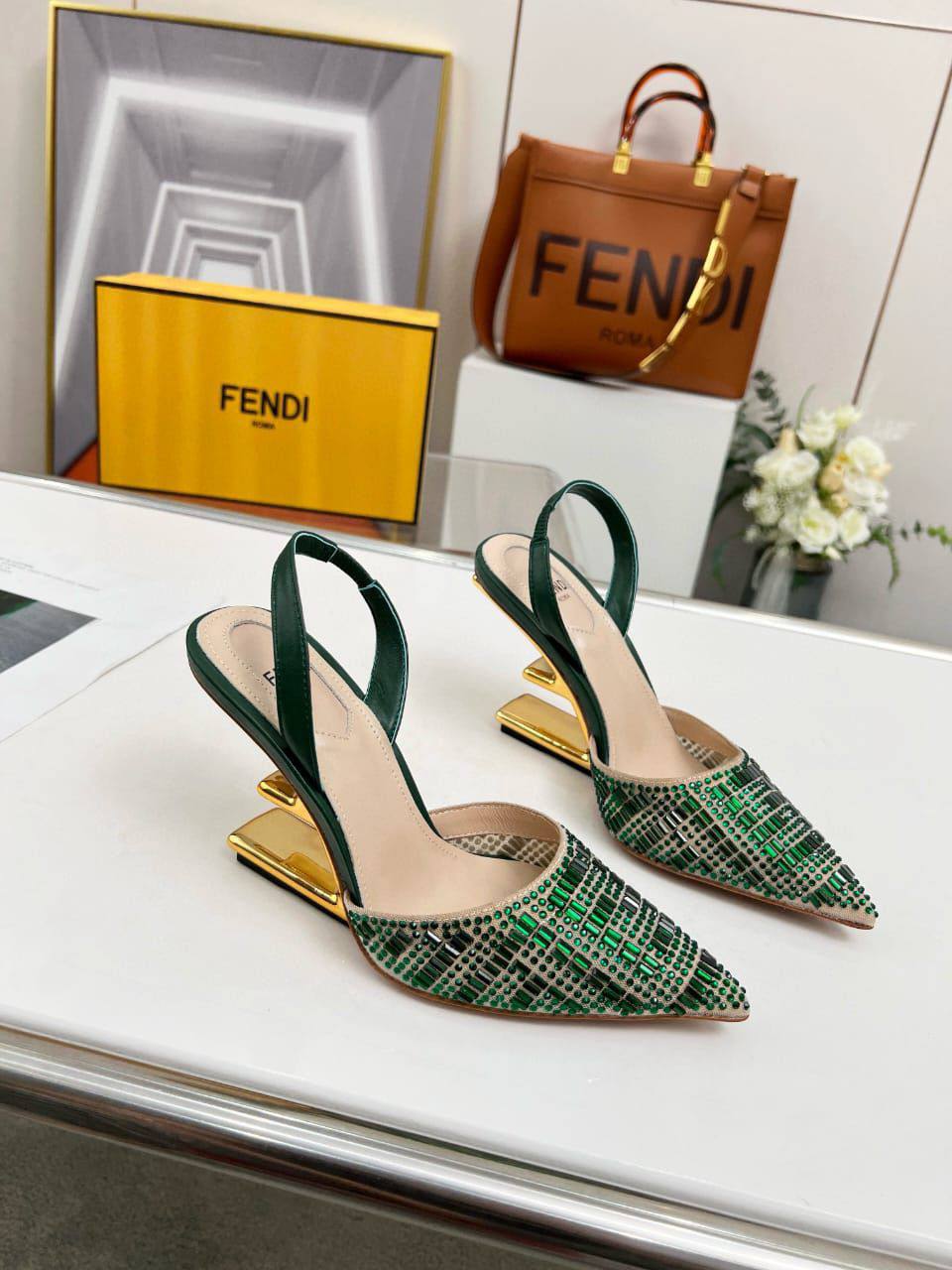 Fendi
High quality 
size 36-42 
140 dhs❣️

Zain132
♥️♥️♥️