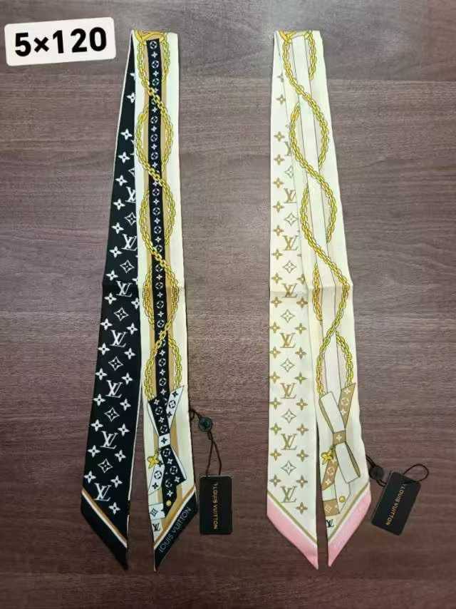 Scarf silk  
45 dhs🇦🇪🇦🇪 with box

Zain312
♥️♥️♥️