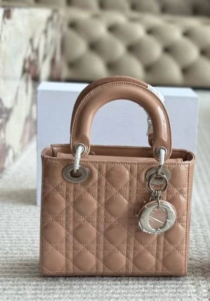 Dior Master
20cm 
280 dhs🪙🌨️

Zain10
♥️♥️♥️