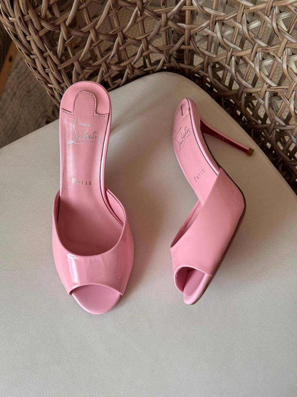 CHRISTIAN LOUBOUTIN
Size: 36 to 41
Super master quality ❤️‍🔥
450 dhs💓

Zain198
♥️♥️♥️