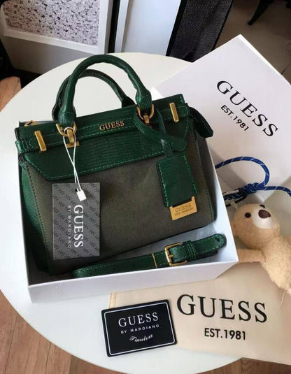 Guess
100 dhs✅
size：22cm
Good-quality 

with box
🎁🎁🎁

Zain35
♥️♥️♥️