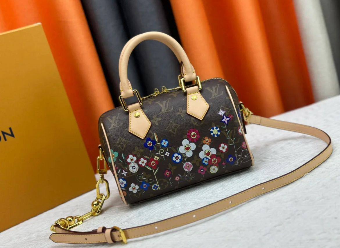 LV
85 dhs👑
size：16cm
Good quality

Zain35
♥️♥️♥️