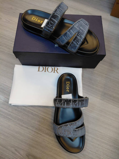 Dior Men Slipper 
New Collection High Quality 
Size 40 To 45
120 dhs✅

Zain16
♥️♥️♥️
