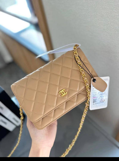 Chanel
85 dhs✅
high quality 

With box
🎁🎁🎁

Zain26
♥️♥️♥️