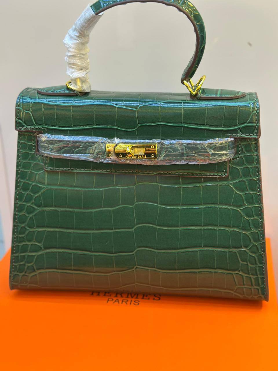 Hermes
Good quality 
Size 25cm
110 dhs✅
With box 📦🔥

Zain70
♥️♥️♥️