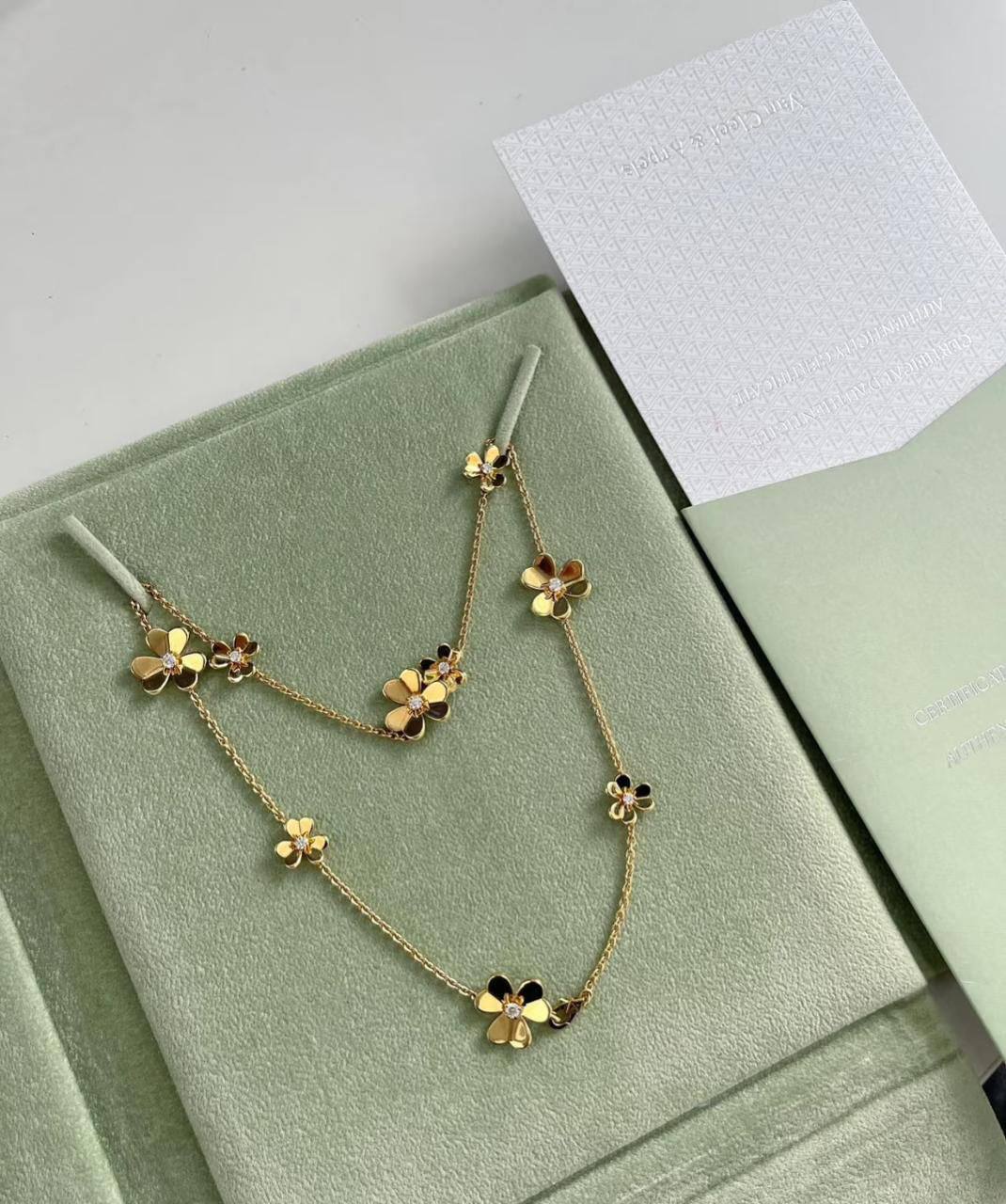 VCA SET ❤️‍🔥*
Necklace 🐦‍🔥
Earring 🦋
Bracelet 🌸
Master quality 💯
With normal boxes 📦 
170 dhs🪙🌨️
With master box 🗃️ 
250 dhs🪙🌨️

Zain216
♥️♥️♥️