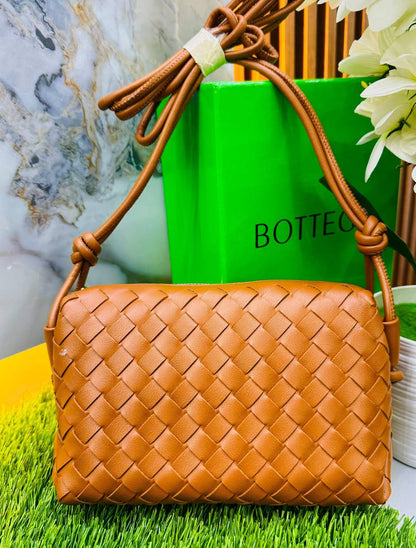 BOTTEGA 

90 dhs🪙💕

with box
🎁🎁🎁

Zain190
♥️♥️♥️