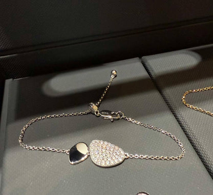 *APM* bracelet 💕
Master quality 

45 dhs🪙
simple box🎁

55 dhs🪙
Master box 🗃️

Zain48
♥️♥️♥️