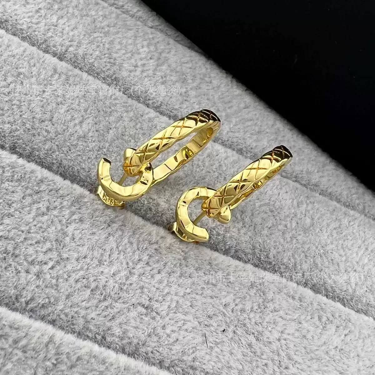 Chanel Earrings* 🍂
Master quality 

*50* AED normal box 📦

Zain48
♥️♥️♥️