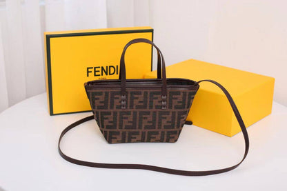 Fendi
with box
🎁🎁🎁

85 dhs✅

Zain143
♥️♥️♥️