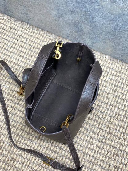 YSL Le 5 Á 
Baby Bea tote bag✅*
*Size 18 cm*
For Price 👇 WhatsApp✅
0568585901 
0507557372
0552275751 Owner Zain 👌

Zain274
♥️♥️♥️