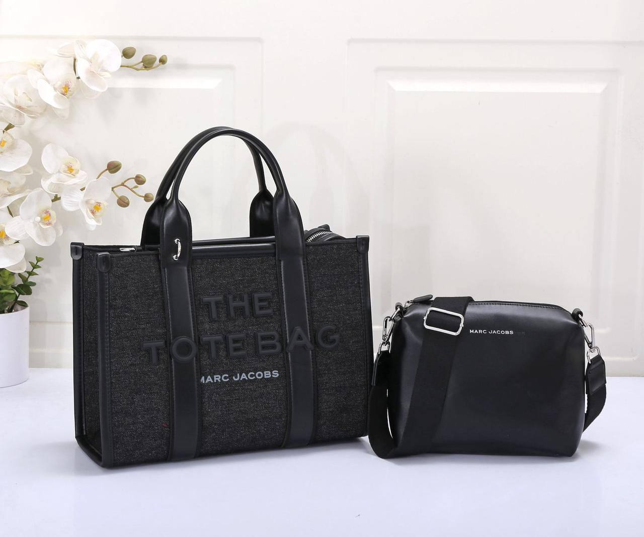 MARC JACOBS 

THE TOTE BAG 

NEW CAME GOOD QUALITY 
115 dhs🪙🌨️

Zain39
♥️♥️♥️