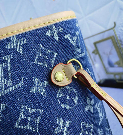 LOUIS VUITTON 

COPY ONE 

WITH BOX 

110 dhs🇦🇪🇦🇪

Zain295
♥️♥️♥️