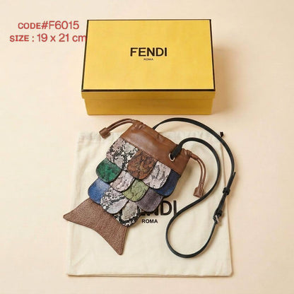 FENDI ғɪsʜ ᴄᴏʟᴏʀғᴜʟ
sᴄᴀʟᴇ ᴄʀᴏssʙᴀɢ
sᴏғᴛ ʟᴇᴀᴛʜᴇʀ ᴍᴀᴛᴇʀɪᴀʟ
sɪᴢᴇ : 19 cm
ᴡɪᴛʜ BOX
🎁🎁🎁

75 dhs✅

Zain31
♥️♥️♥️