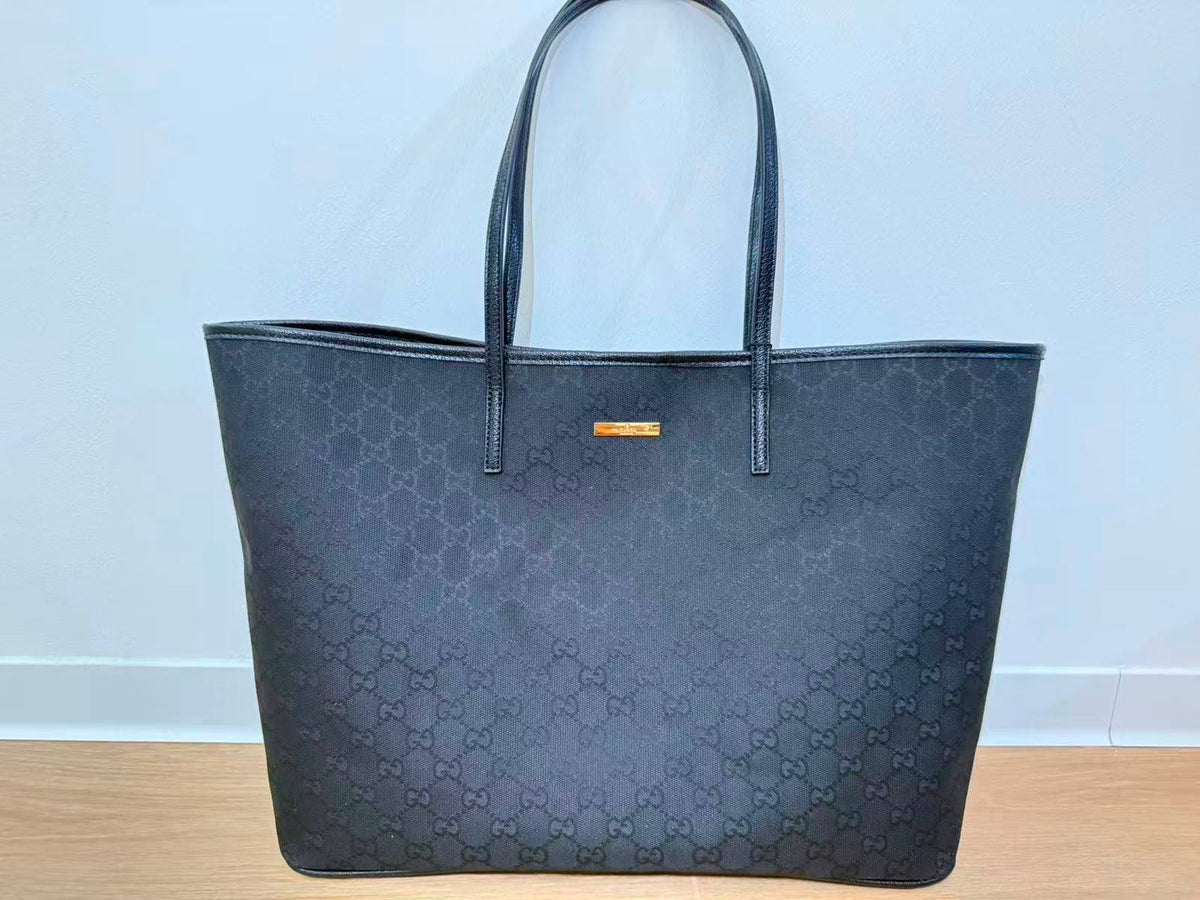 GUCCI

SIZE 51 CM
110 dhs🇦🇪🇦🇪

Zain244
♥️♥️♥️