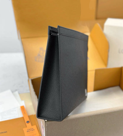 LOUIS VUITTON HAND BAG POUCH NEW CAME GOOD QUALITY WITH 
BOX 
95 dhs✅

Zain295
♥️♥️♥️