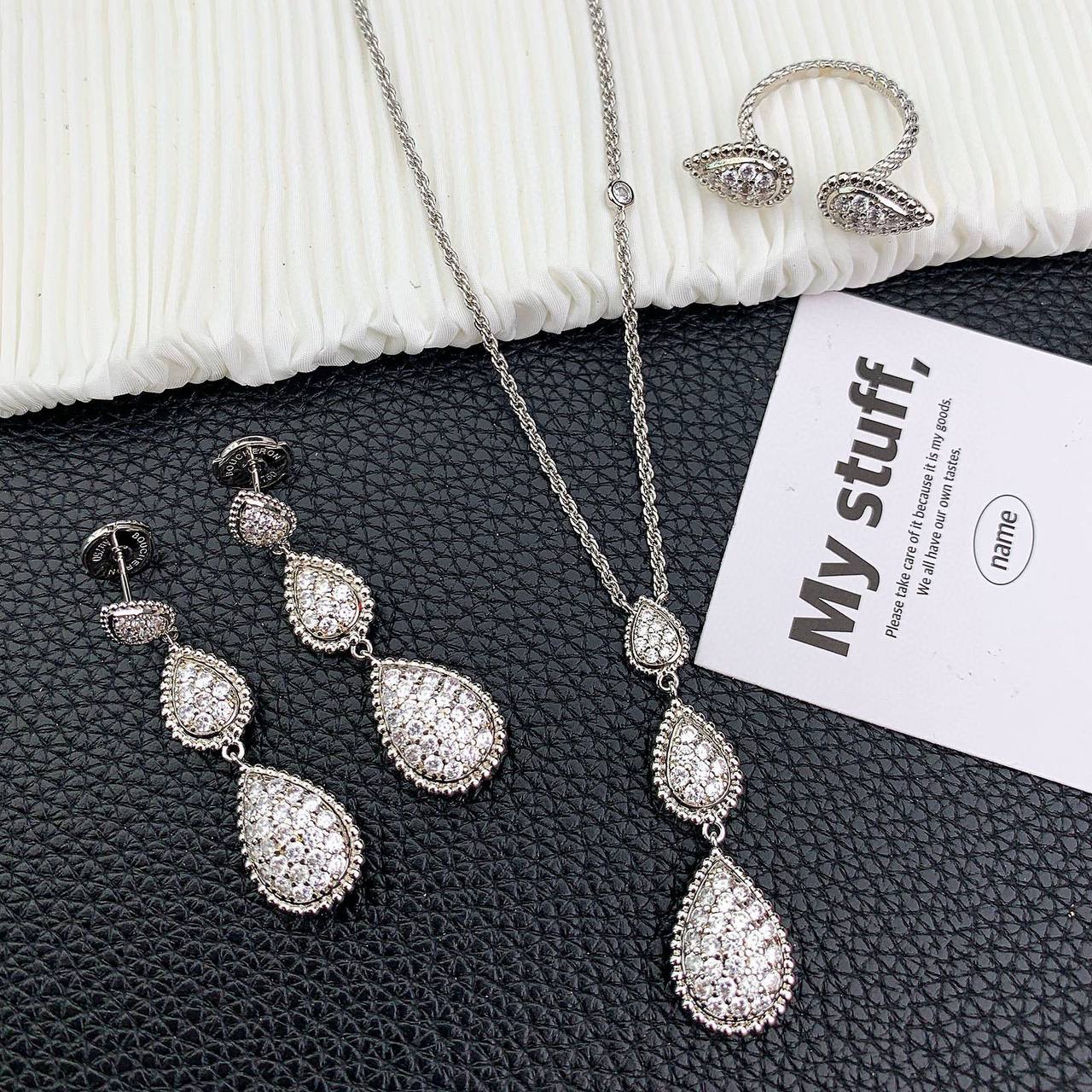 BOUCHRON SET
MASTER💫✨
NECKLACE EARRINGS
RING 
WITH BOX AND PAPER BAG 🛍️🎁
130 DHS🇦🇪🇦🇪

Zain89
♥️♥️♥️