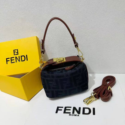 Fendi

85 dhs🪙💕

with box
🎁🎁🎁

Zain143
♥️♥️♥️