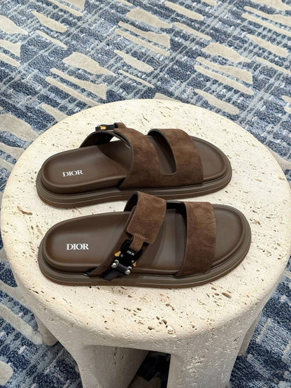 Dior Slipper Mens
New Collection 🔥👌
Good Quality 👌
Size:39 to 45
120 dhs🪙🖤

Zain241
Zain82
♥️♥️♥️