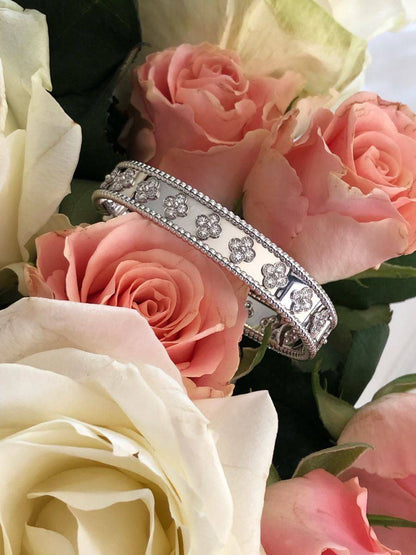 VCA Bangle 💐
Medium size 
Master Quality 💕

*95* AED normal box 📦 
*120* AED Master box 🗃️

Zain48
♥️♥️♥️