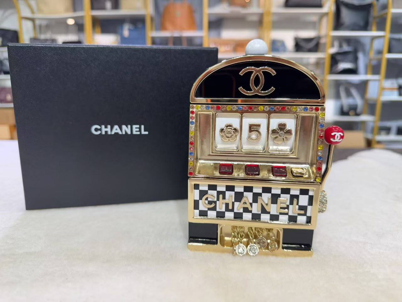 Chanel 

new arrival 

260 dhs🇦🇪🇦🇪🇦🇪
mini size
Zain228
♥️♥️♥️