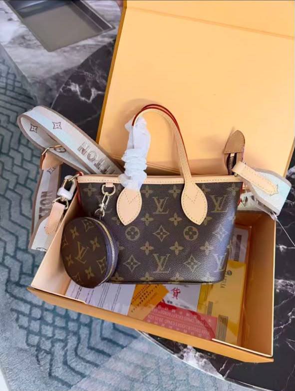 Louis Vuitton 

Never full BB

Master Quality 

24*14*9 cm 
with double box 📦 
300 dhs🇦🇪🇦🇪

Zain95 
♥️♥️♥️