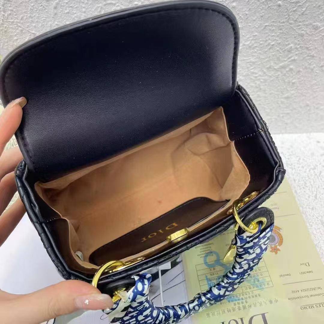 Dior
17.*15*10 cm
With box 
90 dhs🇦🇪🇦🇪

Zain17
♥️♥️♥️