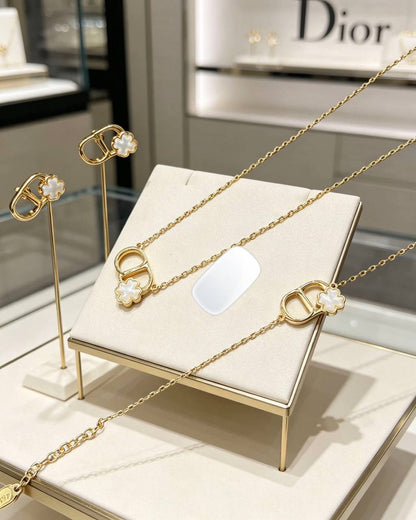 Dior 
Necklace ✨
Earring 🦋
Bracelet 💥
Master quality 💯
With normal boxes 🗃️ 
115 dhs 

With master box 📦 
135 dhs 

Zain216
♥️♥️♥️
