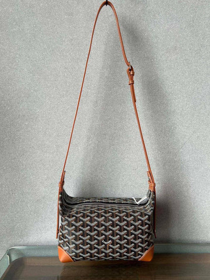Goyard 
good quality 
with box 
120 dhs🇦🇪🇦🇪
Size : 25cm

Zain17
♥️♥️♥️