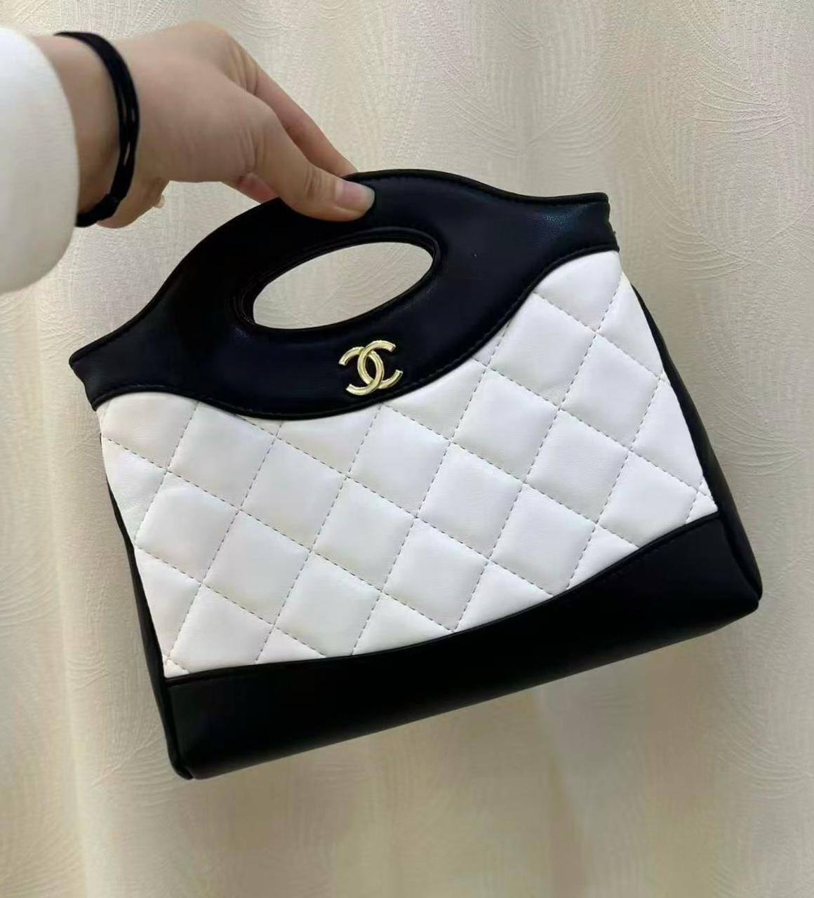CHANEL 
GOOD QUALITY 

WITH BOX 
🎁🎁🎁

90 dhs✅

Zain39
♥️♥️♥️