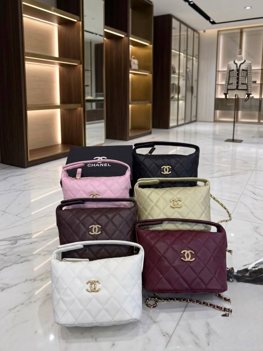 Chanel 𝟐𝟓ᴄ ʜᴏʙᴏ sᴍᴀʟʟ
 ᴄʟᴜᴛᴄʜ ʙᴀɢ  ʟᴏɴɢ ᴄʜᴀɪɴ
ɢᴏʟᴅ ʜᴀʀᴅᴡᴀʀᴇ
ᴛᴏᴘ ʜᴀɴᴅʟᴇ ᴇʟᴇɢᴀɴᴄᴇ
ᴡɪᴛʜʙᴏx🎁🎁🎁

ᴄᴀᴠɪᴀʀ ᴍᴀᴛᴇʀɪᴀʟ
95 dhs✅

Zain56
♥️♥️♥️