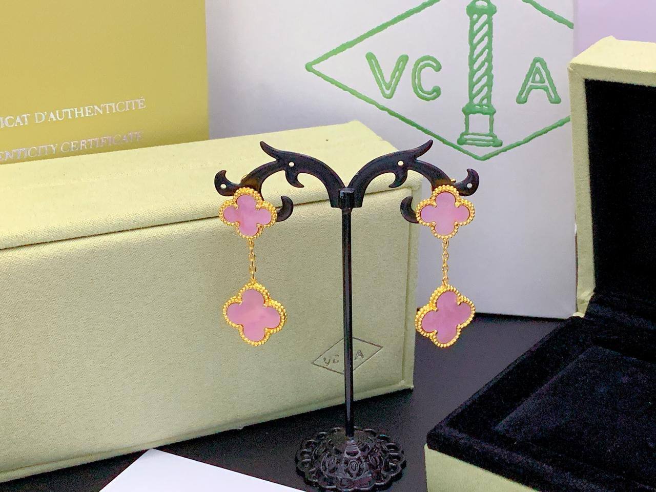 VCA 
EARRING 
MASTER💫✨
60 DHS✅
WITH BOX AND PAPER BAG🛍️🎁

Zain89
♥️♥️♥️