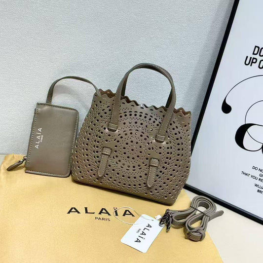 Alaia
Best quality 
90 dhs🪙🖤
size 21 cm

Zain158
♥️♥️♥️