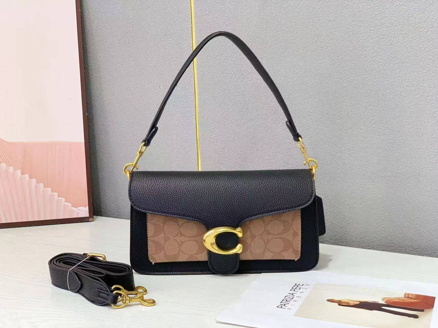 Coach
 with box
🎁🎁🎁

size :26×14.5×8  
100 dhs❣️

Zain114
♥️♥️♥️