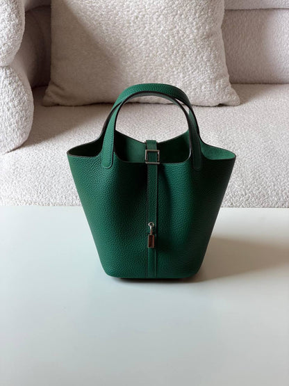 Hermes
picotin 18cm💥Master quality ✅

with box📦

340 dhs✅

Zain52
♥️♥️♥️
