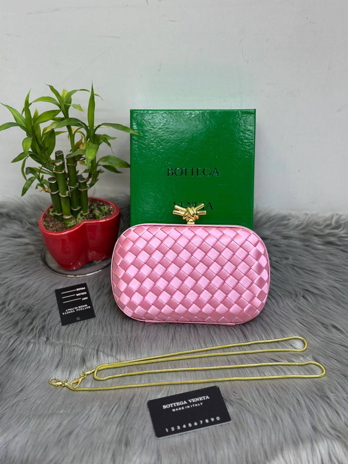 BOTTEGA
SIZE  ………20CM 🥰

105 dhs🗽

with Box🌷
🎁🎁🎁

Zain51
♥️♥️♥️