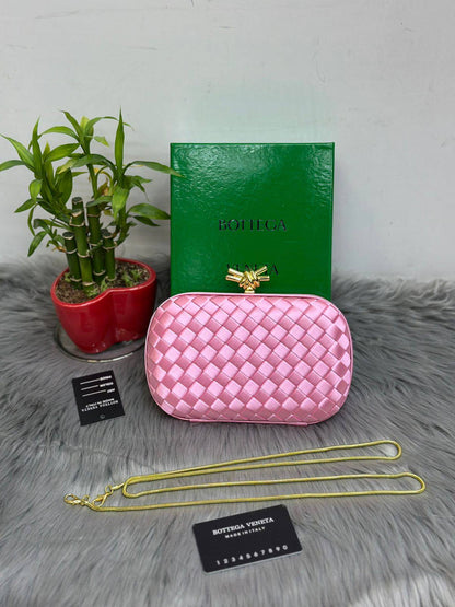 BOTTEGA
SIZE  ………20CM 🥰

105 dhs🗽

with Box🌷
🎁🎁🎁

Zain51
♥️♥️♥️