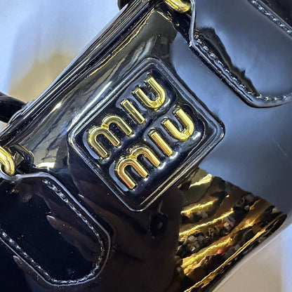 MIU MIU 
GOOD QUALITY 
WITH BOX 
🎁🎁🎁

90 dhs✅

Zain17
♥️♥️♥️