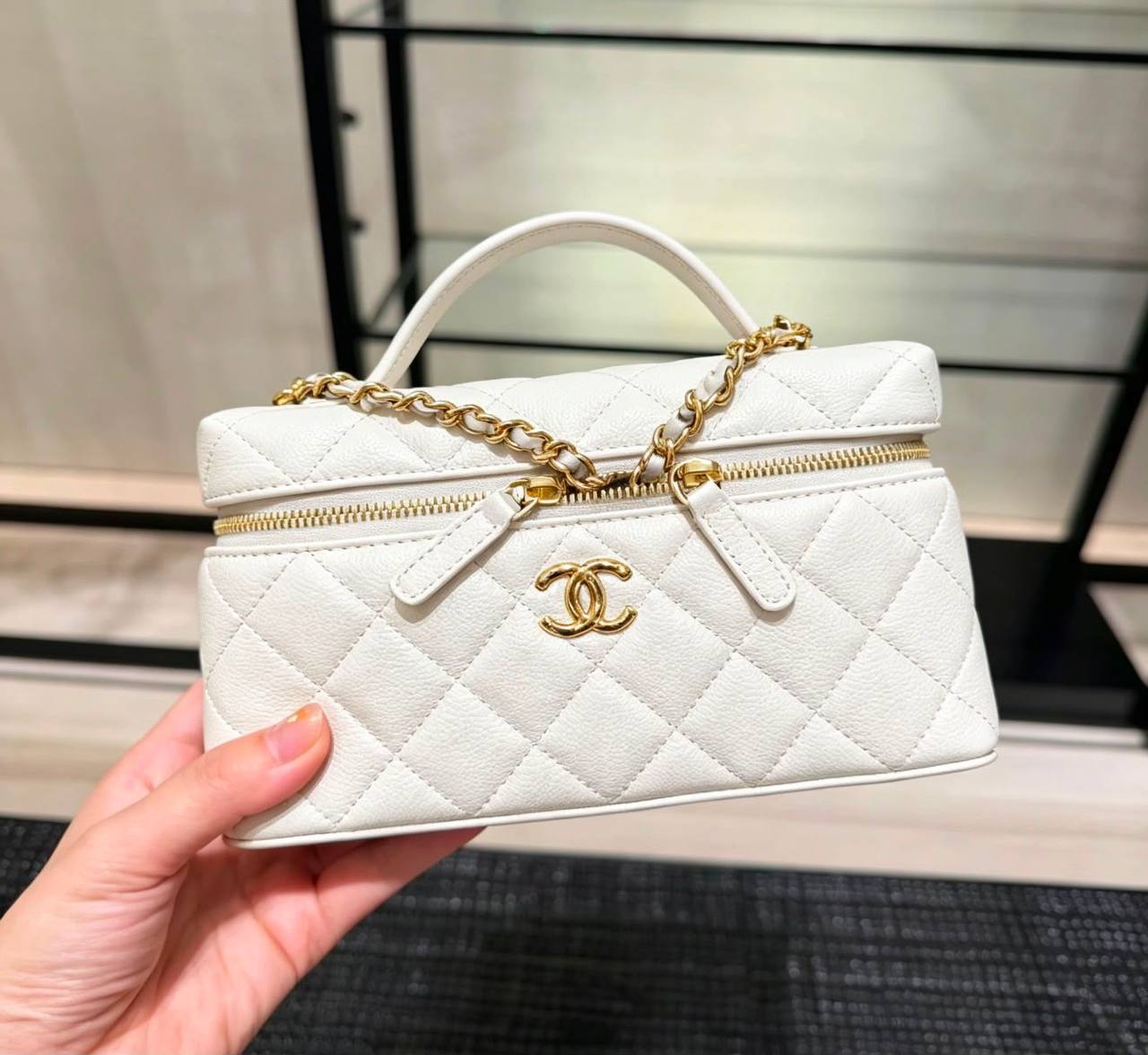 Chanel
105 dhs✅
Size：19cm
High-quality with box

Zain35
♥️♥️♥️