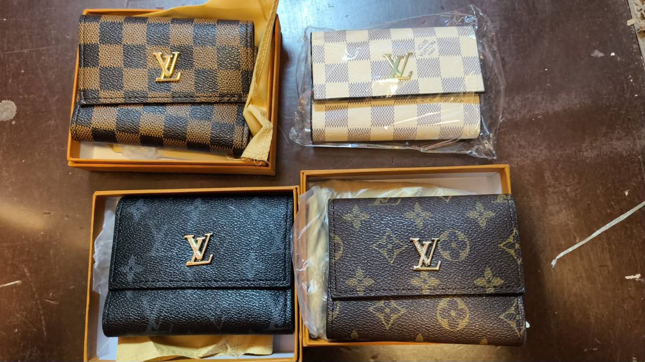 WALLETS AND CARD HOLDERS 
GOOD QUALITY
25 dhs✅

Zain40
♥️♥️♥️