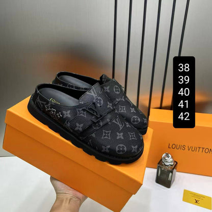 Lv SLIPPER 
GOOD QUALITY 
110 dhs🪙💚

Zain40
♥️♥️♥️