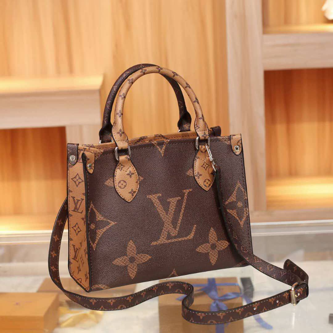 LV
Best quality 

with box’s🎁

90 dhs✅
size 26 cm

Zain290
♥️♥️♥️