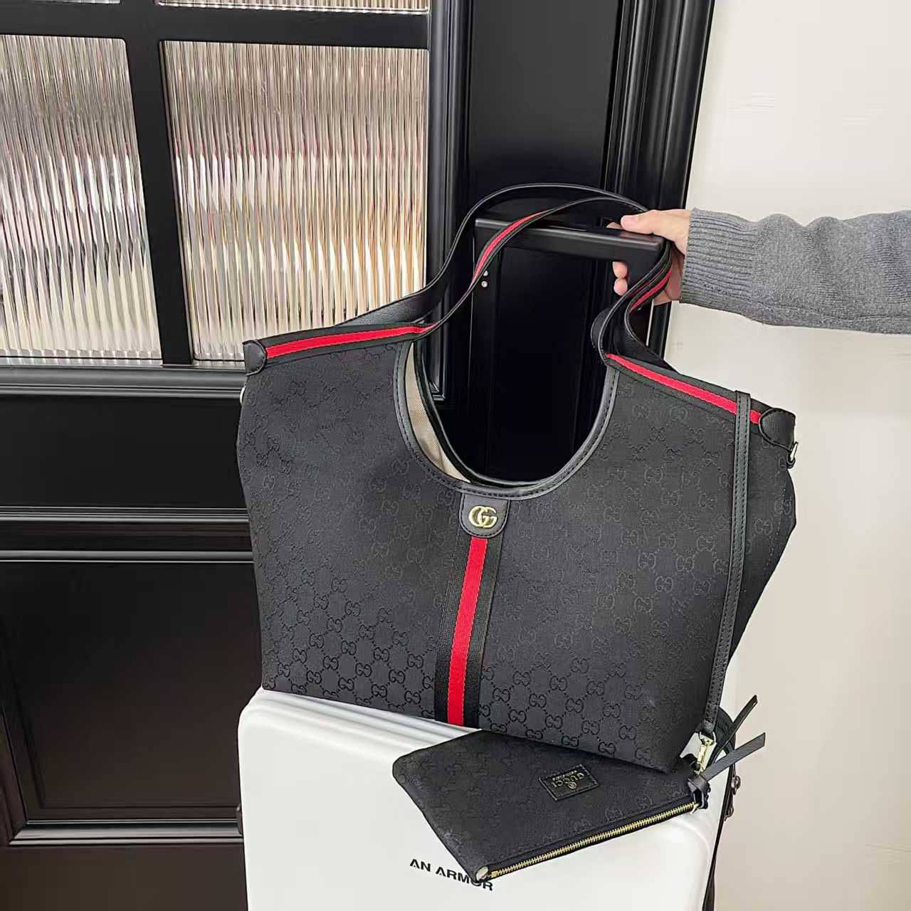 Gucci

95 dhs✅

size 50×29×13cm

Zain42
♥️♥️♥️