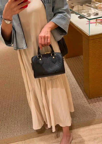 LV SPEEDY 
25CM ,GOOD QUALITY 
WITH BOX 
100 dhs✅

Zain295
♥️♥️♥️