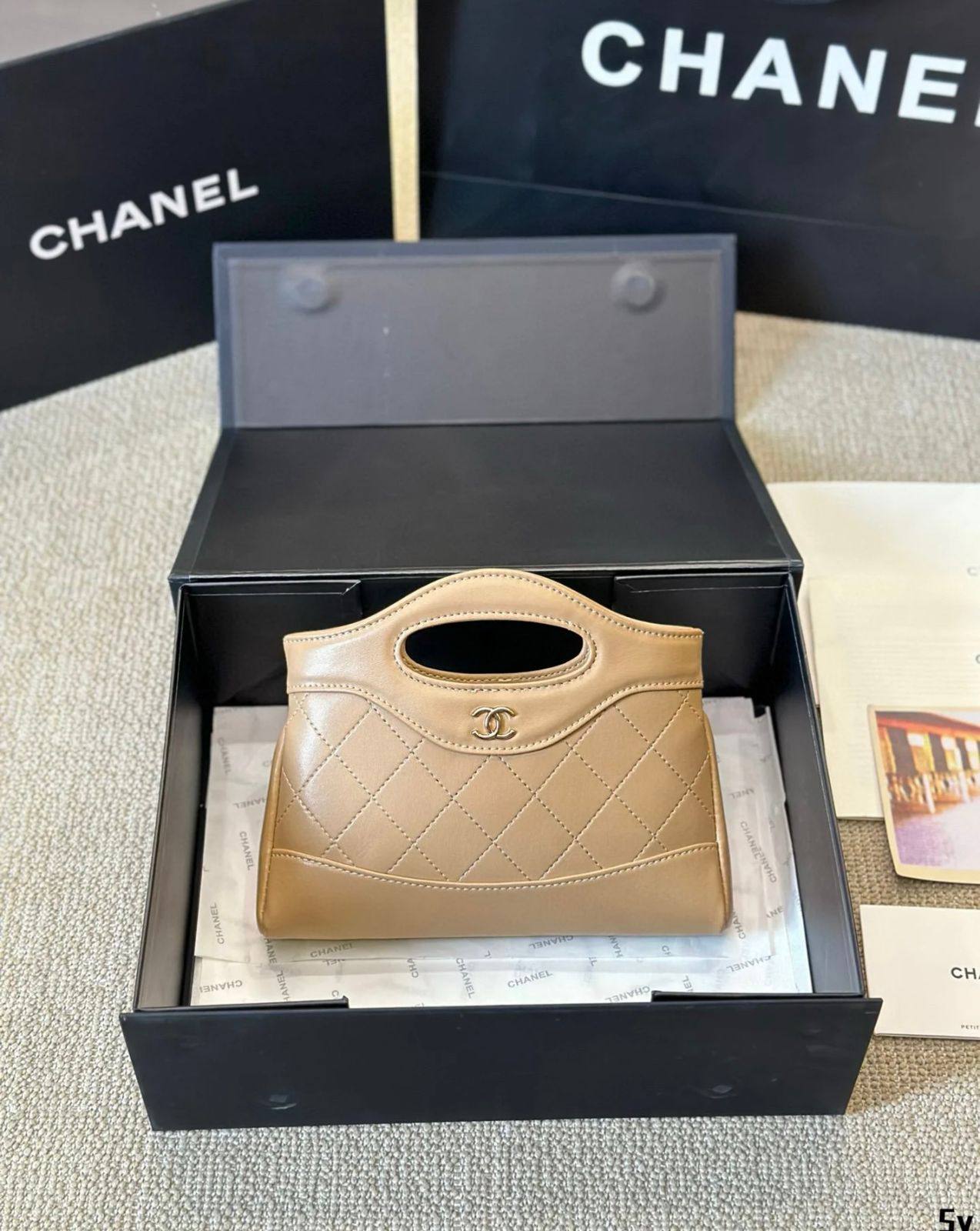 Chanel 
good quality, comes 
with  box,  
🎁🎁🎁

size... 21 *14 cm 
90 dhs❣️

Zain12
♥️♥️♥️
