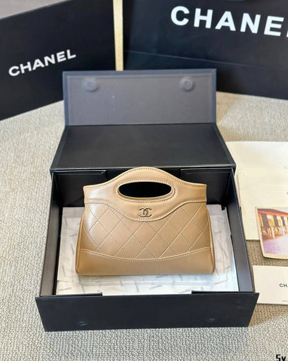 Chanel 
good quality, comes 
with  box,  
🎁🎁🎁

size... 21 *14 cm 
90 dhs❣️

Zain12
♥️♥️♥️