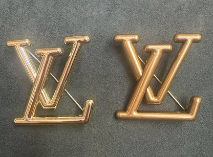 New arrival branded brooches 
30 dhs✅✅
35 dhs✅✅ with box 

Zain243
♥️♥️♥️