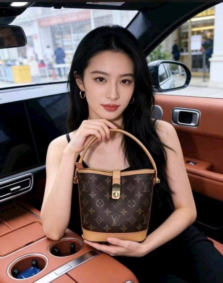 LV

AVAILABLE 

COPY ONE BAGS 

COMPLETEL DOUBLE BOX ☑️ 
120 DHS🇦🇪🇦🇪🇦🇪

Zain169
♥️♥️♥️