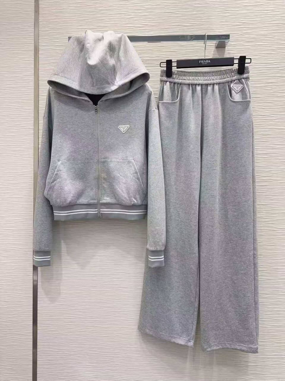 PRADA


Super Master quality

Sizes: S M L

450 dhs🇦🇪🇦🇪

Zain308
♥️♥️♥️